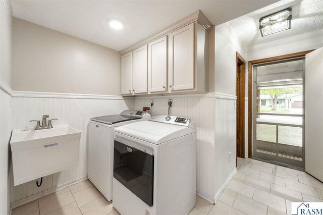1003 Shady Oak Drive, North Mankato, MN 56003