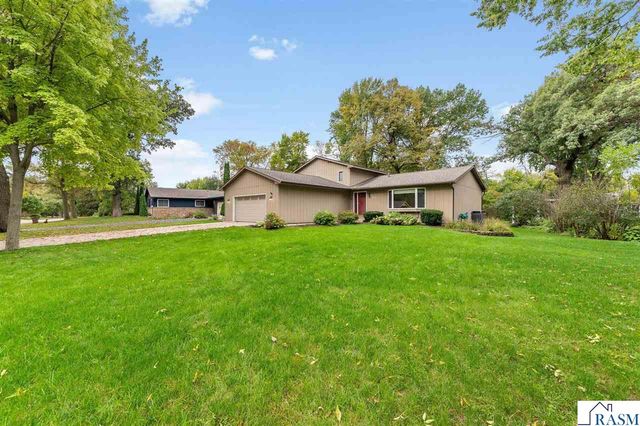 1003 Shady Oak Drive, North Mankato, MN 56003