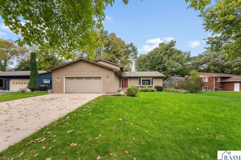 1003 Shady Oak Drive, North Mankato, MN 56003