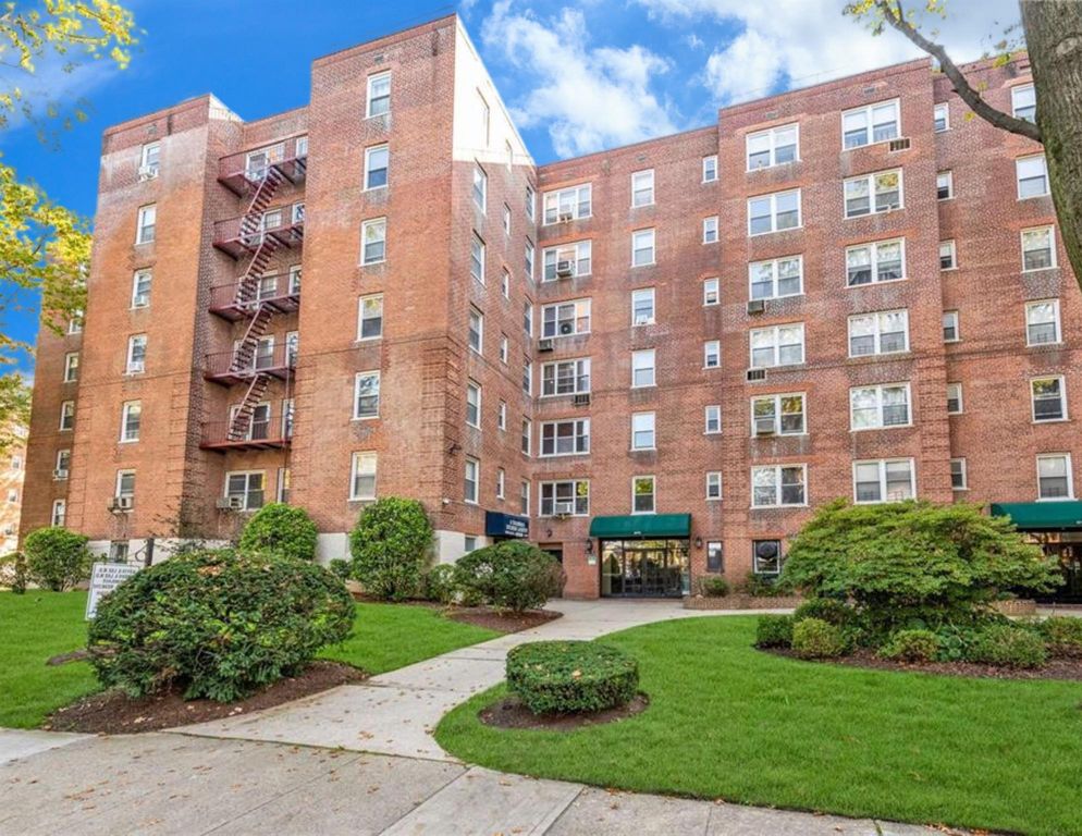 27-04 Parsons Boulevard 2G, Flushing, NY 11354