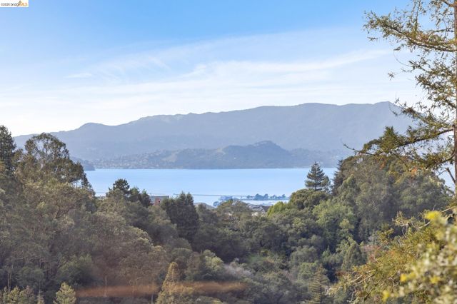 104 Capricorn Ave, Oakland, CA 94611