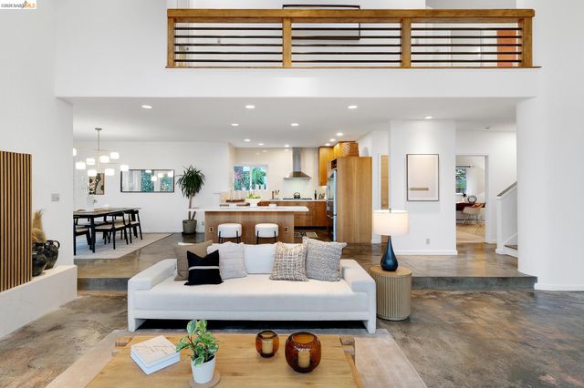 104 Capricorn Ave, Oakland, CA 94611