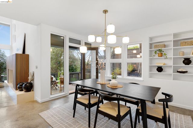 104 Capricorn Ave, Oakland, CA 94611