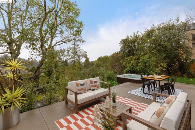 104 Capricorn Ave, Oakland, CA 94611