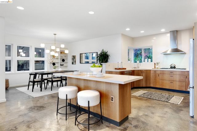 104 Capricorn Ave, Oakland, CA 94611