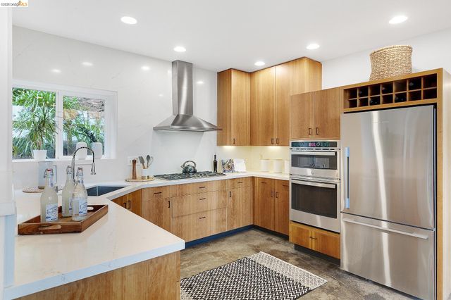 104 Capricorn Ave, Oakland, CA 94611