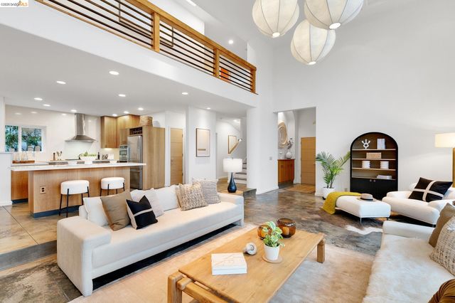 104 Capricorn Ave, Oakland, CA 94611