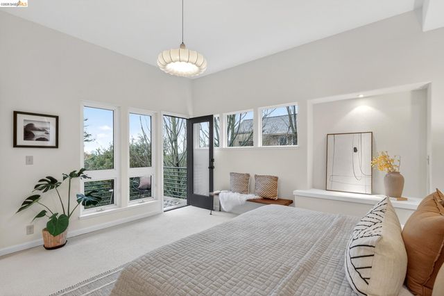 104 Capricorn Ave, Oakland, CA 94611