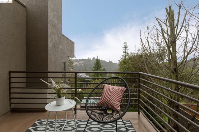 104 Capricorn Ave, Oakland, CA 94611