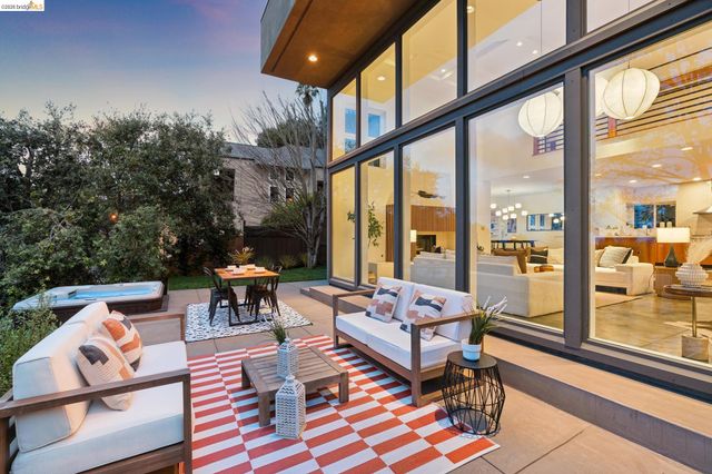 104 Capricorn Ave, Oakland, CA 94611