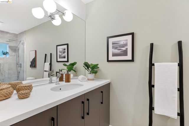 104 Capricorn Ave, Oakland, CA 94611