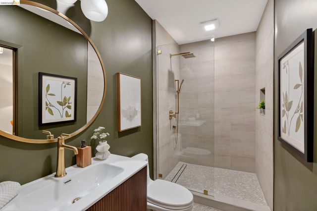 104 Capricorn Ave, Oakland, CA 94611