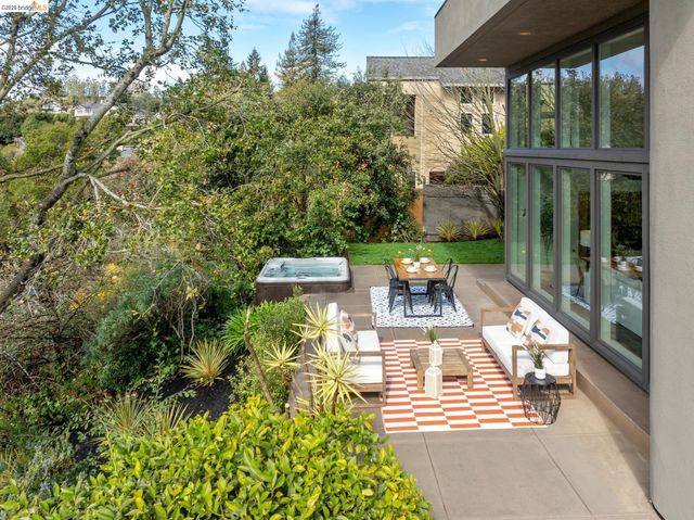 104 Capricorn Ave, Oakland, CA 94611