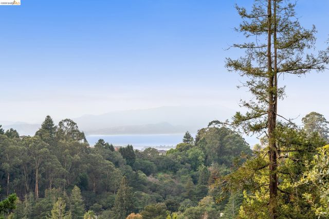 104 Capricorn Ave, Oakland, CA 94611