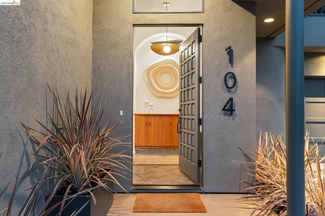 104 Capricorn Ave, Oakland, CA 94611