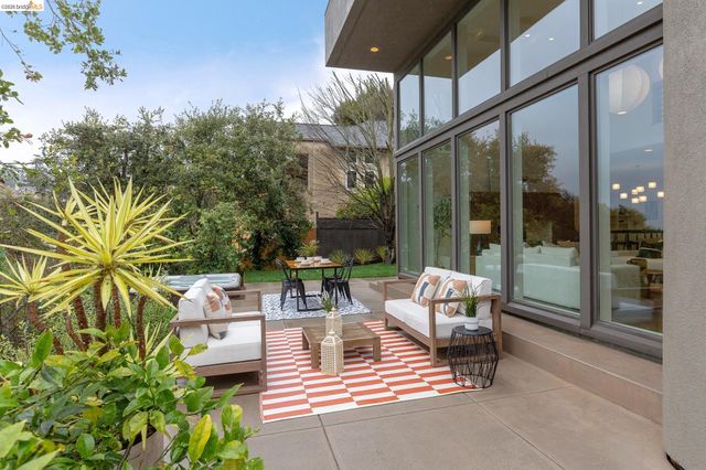 104 Capricorn Ave, Oakland, CA 94611