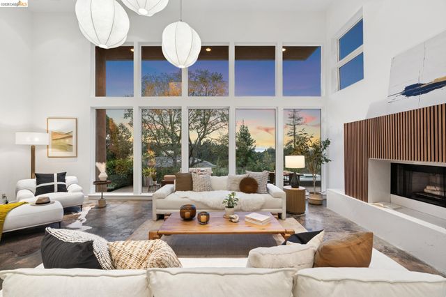 104 Capricorn Ave, Oakland, CA 94611