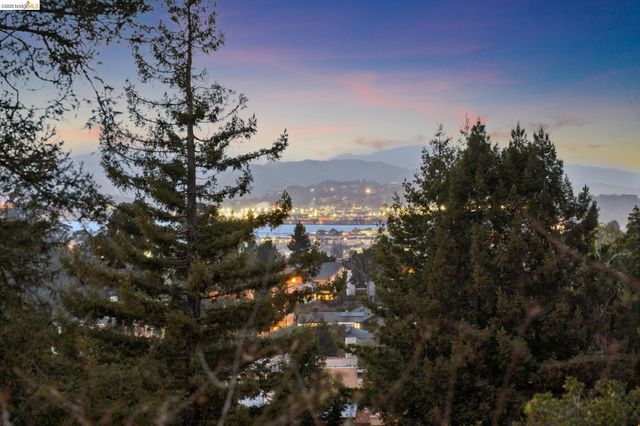 104 Capricorn Ave, Oakland, CA 94611