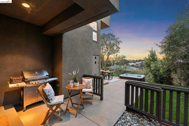 104 Capricorn Ave, Oakland, CA 94611