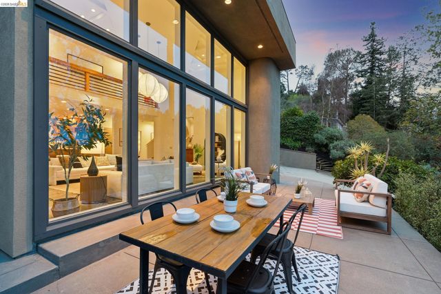 104 Capricorn Ave, Oakland, CA 94611