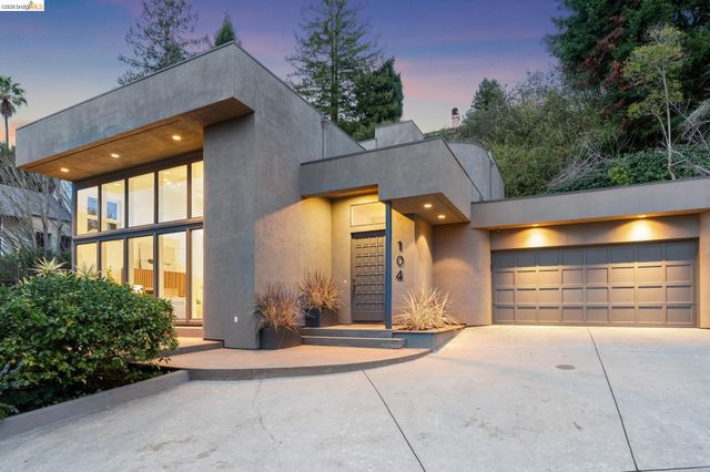 104 Capricorn Ave, Oakland, CA 94611