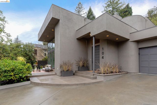 104 Capricorn Ave, Oakland, CA 94611