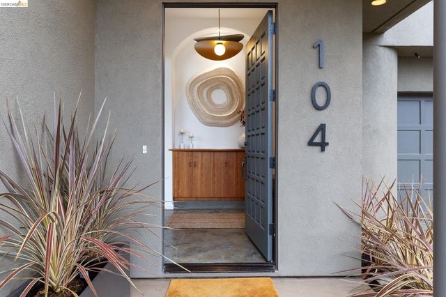 104 Capricorn Ave, Oakland, CA 94611