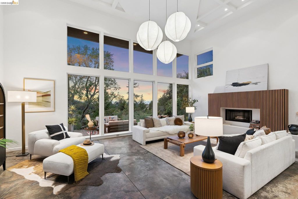 104 Capricorn Ave, Oakland, CA 94611