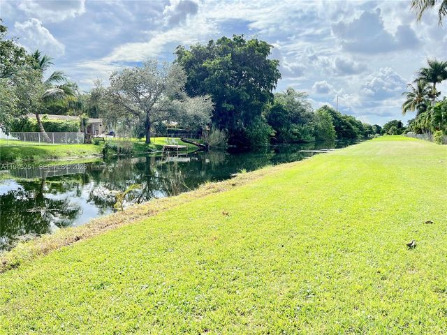 7470 NW 10th Ct, Plantation, FL 33313