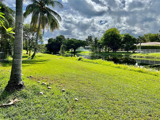 7470 NW 10th Ct, Plantation, FL 33313