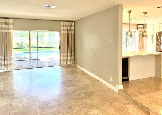 7470 NW 10th Ct, Plantation, FL 33313