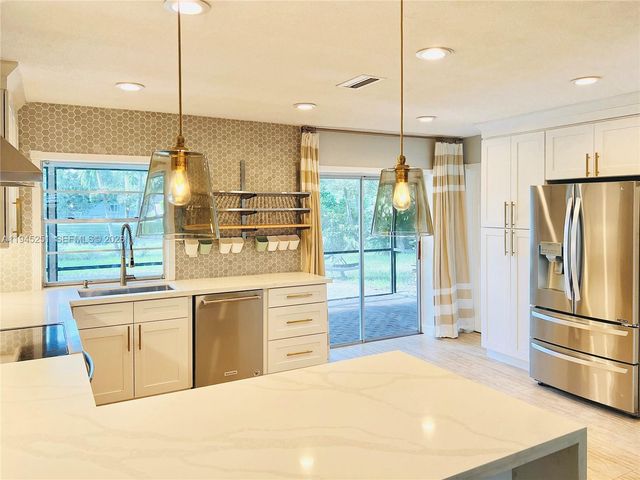 7470 NW 10th Ct, Plantation, FL 33313