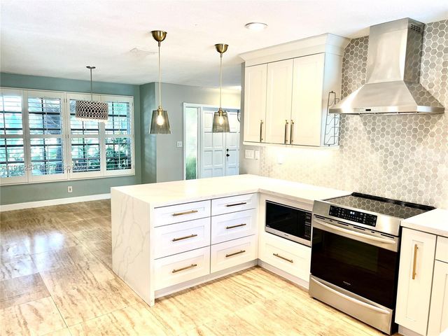 7470 NW 10th Ct, Plantation, FL 33313