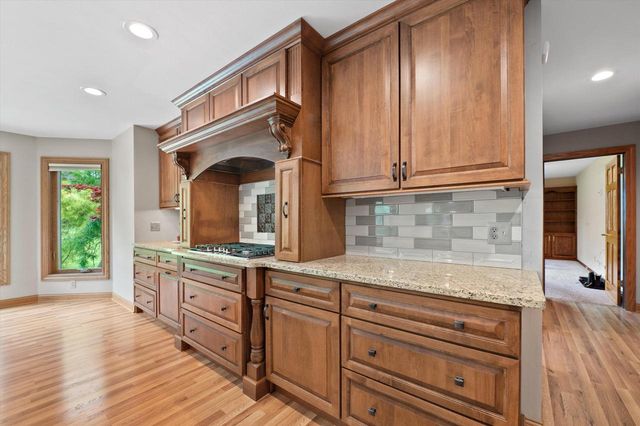 4385 S Sommerset DRIVE, New Berlin, WI 53151