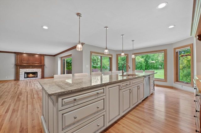 4385 S Sommerset DRIVE, New Berlin, WI 53151