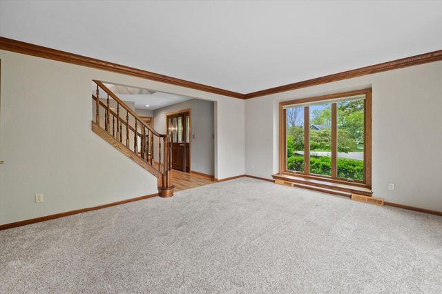 4385 S Sommerset DRIVE, New Berlin, WI 53151