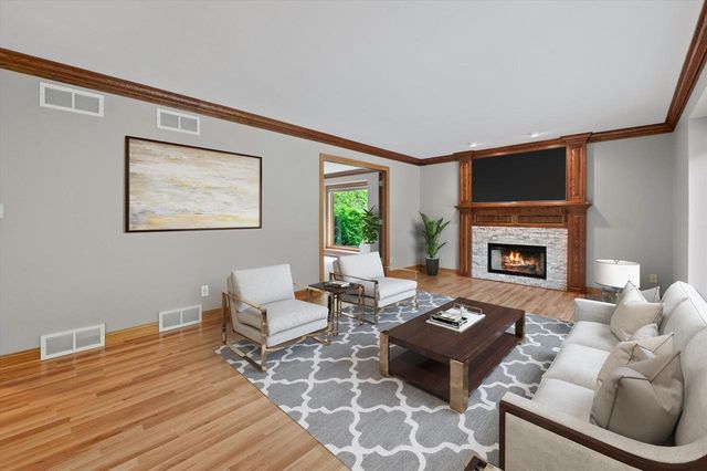 4385 S Sommerset DRIVE, New Berlin, WI 53151