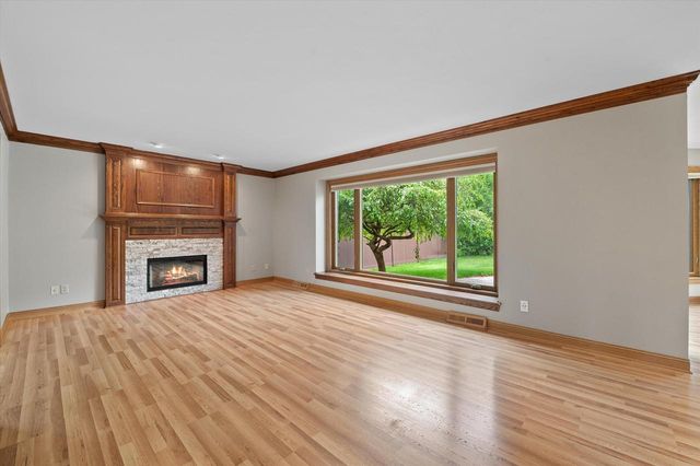 4385 S Sommerset DRIVE, New Berlin, WI 53151