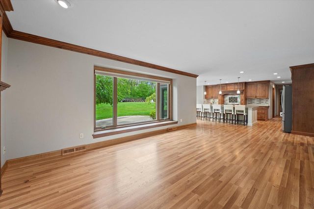 4385 S Sommerset DRIVE, New Berlin, WI 53151