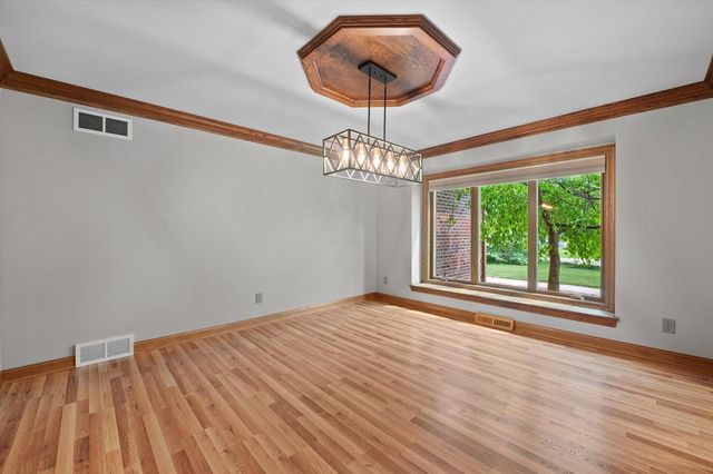 4385 S Sommerset DRIVE, New Berlin, WI 53151