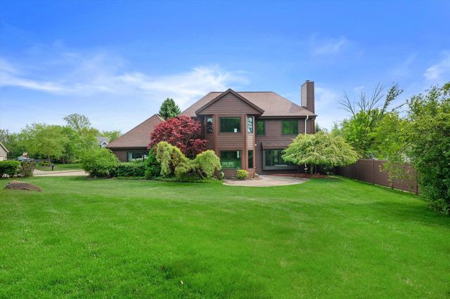 4385 S Sommerset DRIVE, New Berlin, WI 53151