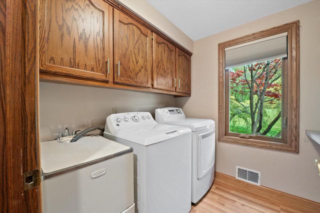 4385 S Sommerset DRIVE, New Berlin, WI 53151