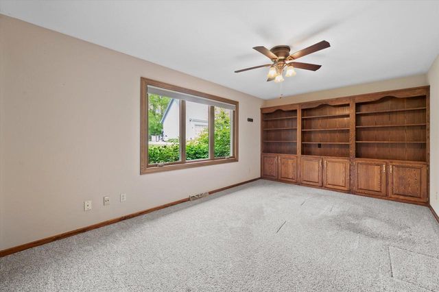 4385 S Sommerset DRIVE, New Berlin, WI 53151