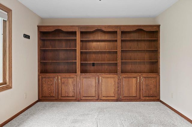 4385 S Sommerset DRIVE, New Berlin, WI 53151