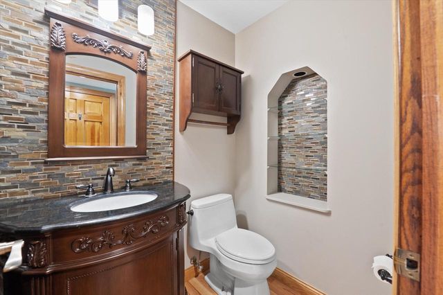 4385 S Sommerset DRIVE, New Berlin, WI 53151