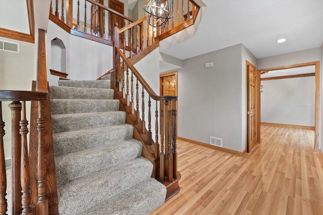 4385 S Sommerset DRIVE, New Berlin, WI 53151