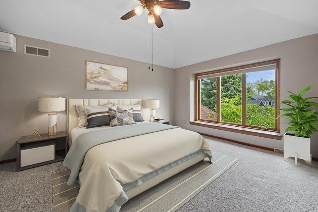 4385 S Sommerset DRIVE, New Berlin, WI 53151
