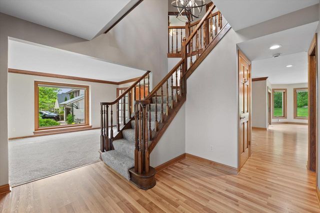 4385 S Sommerset DRIVE, New Berlin, WI 53151