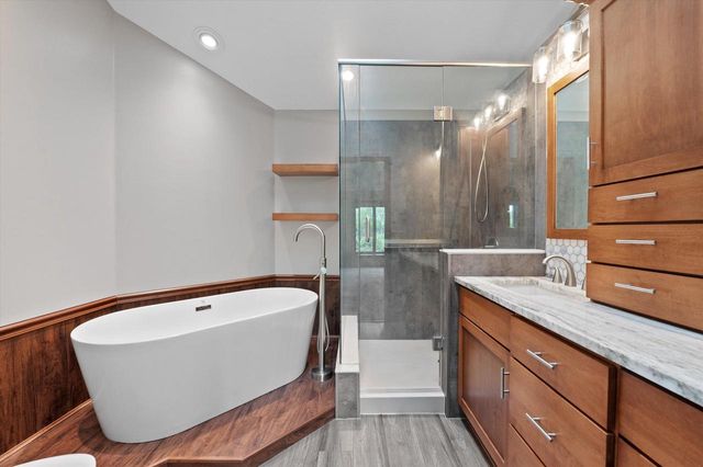 4385 S Sommerset DRIVE, New Berlin, WI 53151