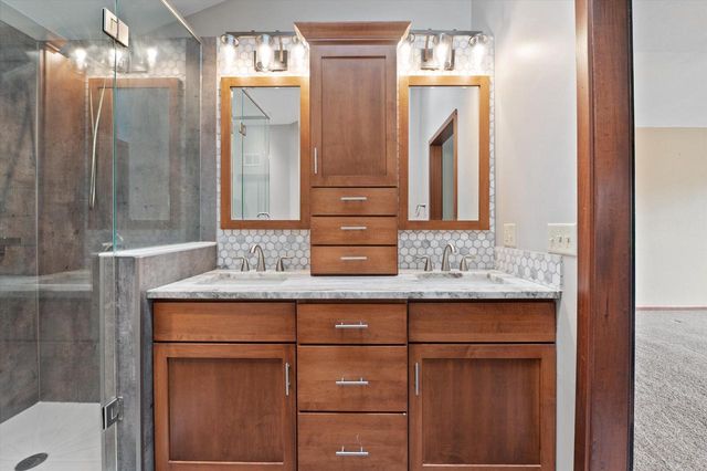 4385 S Sommerset DRIVE, New Berlin, WI 53151